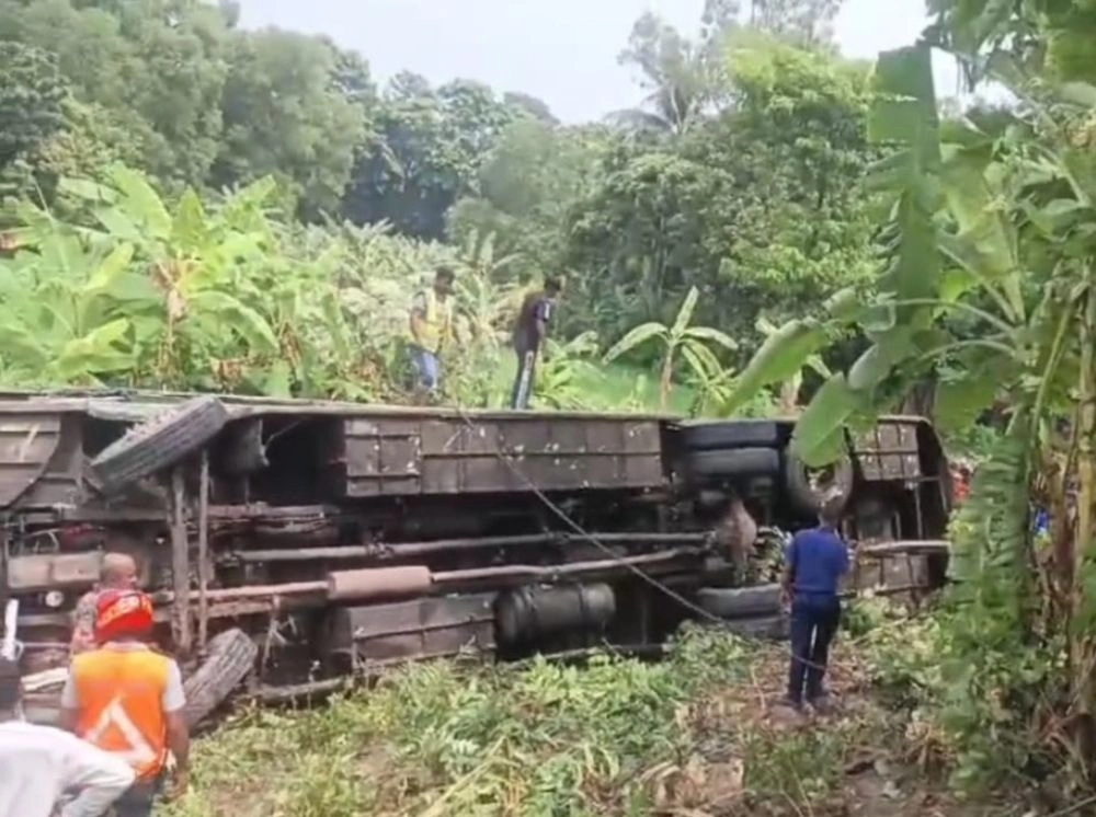 গোপালগঞ্জে যাত্রীবাহী বাস নিয়ন্ত্রণ হারিয়ে খাদে, নিহত ৩