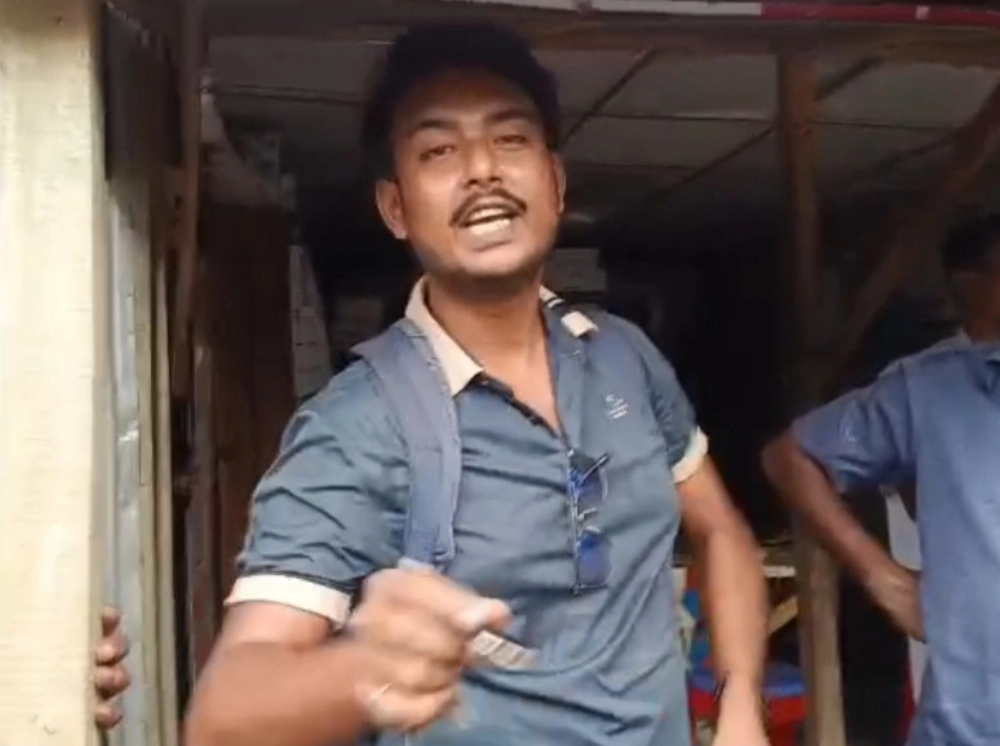 সাংবাদিক পরিচয়ে চাঁদা দাবি, স্থানীয়দের হাতে আটক যুবক