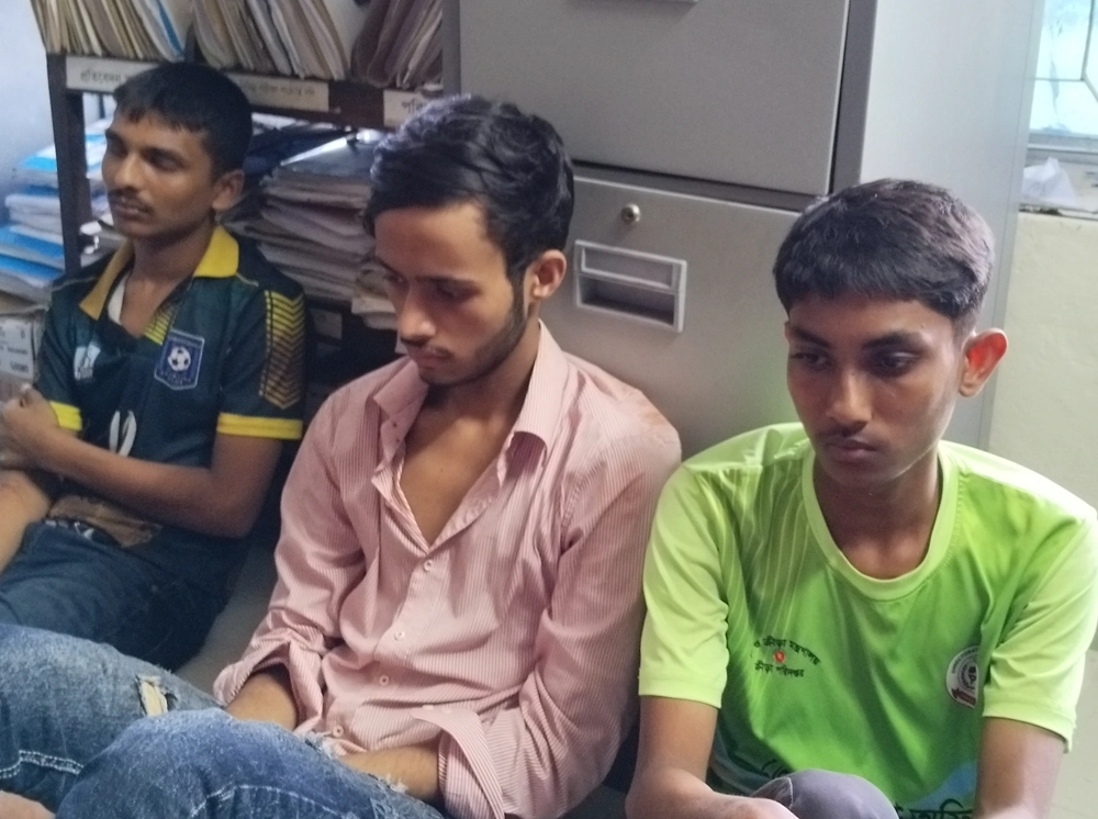রাজাপুরে ইয়াবা সেবনের সময় ৩ যুবক আটক, ৬ মাসের কারাদণ্ড