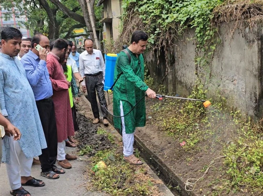 ডেঙ্গু প্রতিরোধে কোদাল হাতে পরিচ্ছন্নতা অভিযানে এমপি