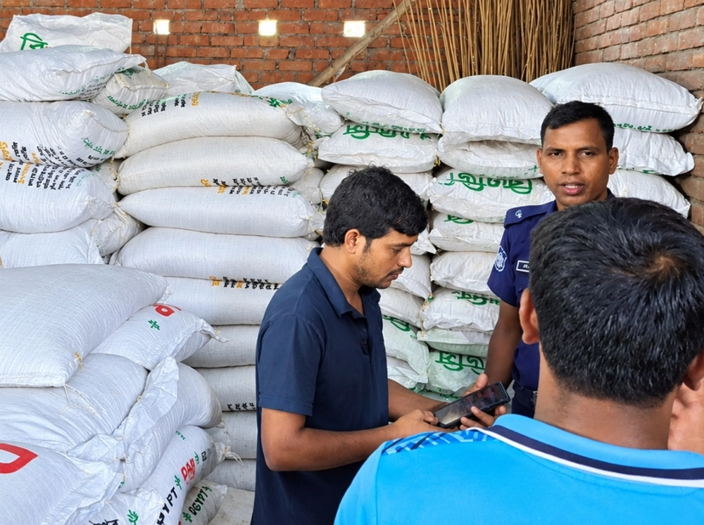 চুয়াডাঙ্গায় ৩০০ বস্তা সরকারি সার জব্দ