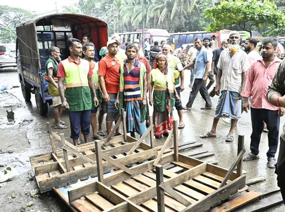 পল্টন মোড় থেকে নর্থ সাউথ রোড পর্যন্ত হকারমুক্ত ঘোষণা ডিএসসিসির