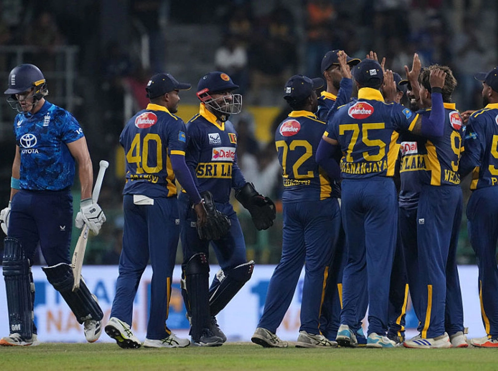 রোমাঞ্চকর লড়াইয়ে ইংল্যান্ডকে হারাল শ্রীলঙ্কা