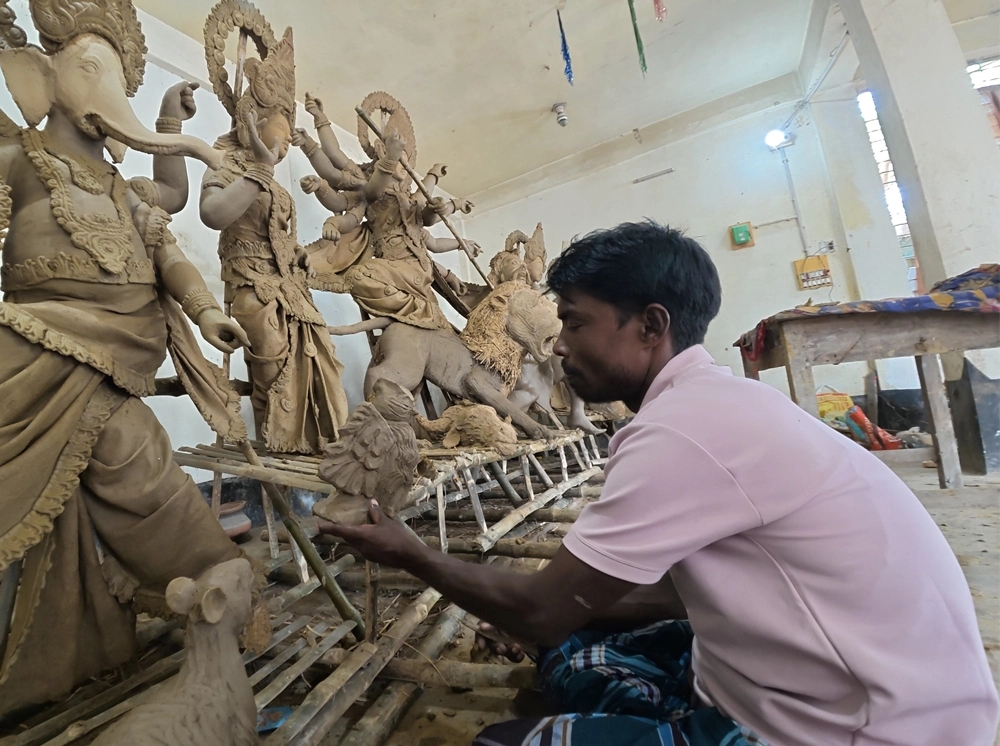 তিন মাস প্রতিমা গড়েন স্বপন, নয় মাস টানাপোড়েনের জীবন