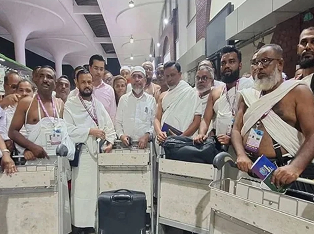নিজ খরচে ৪৭ নেতাকর্মীকে ওমরাহে পাঠালেন লুৎফুজ্জামান বাবর