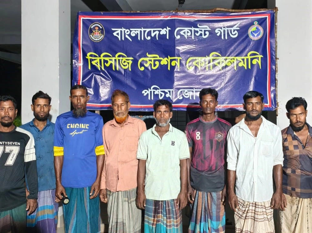 গভীর সমুদ্রে ইঞ্জিন বিকল, ফিশিং বোটসহ ৮ জেলে উদ্ধার