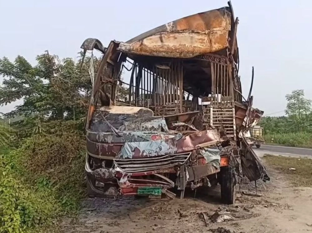 থানার সামনে পার্কিং করা বাসে আগুন, কারণ জানে না পুলিশ