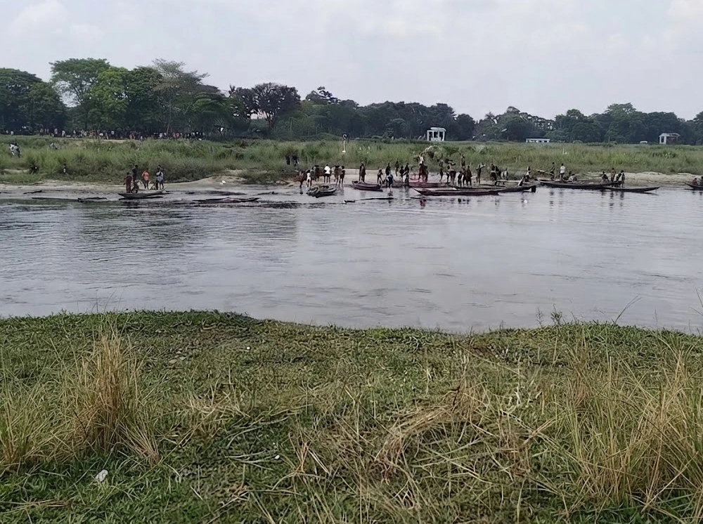 পাটগ্রাম সীমান্তে ফাঁকা গুলি করে ৪ নৌকা নিয়ে গেল বিএসএফ