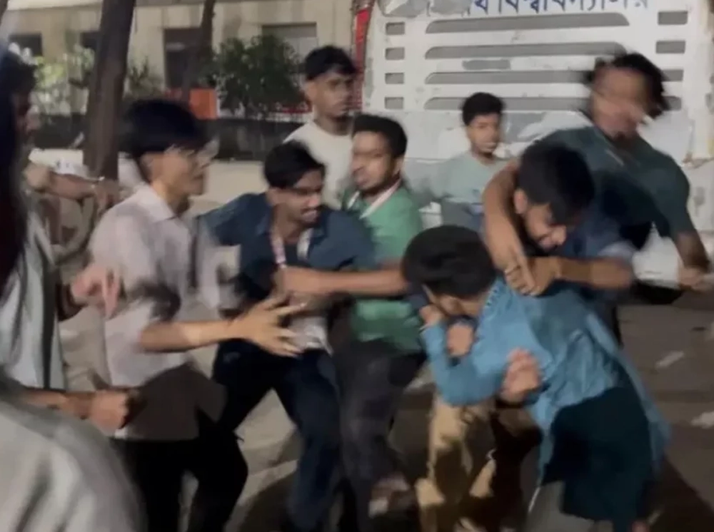 স্টেজে বসা নিয়ে জবি ছাত্রদলের তুলকালাম, আহত ৩