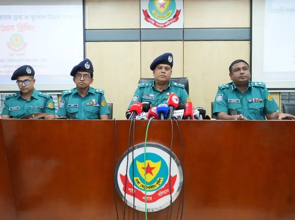 ককটেল তৈরির সরঞ্জামসহ ৯ হাজার মুখোশ জব্দ, যুবলীগ নেতা গ্রেফতার