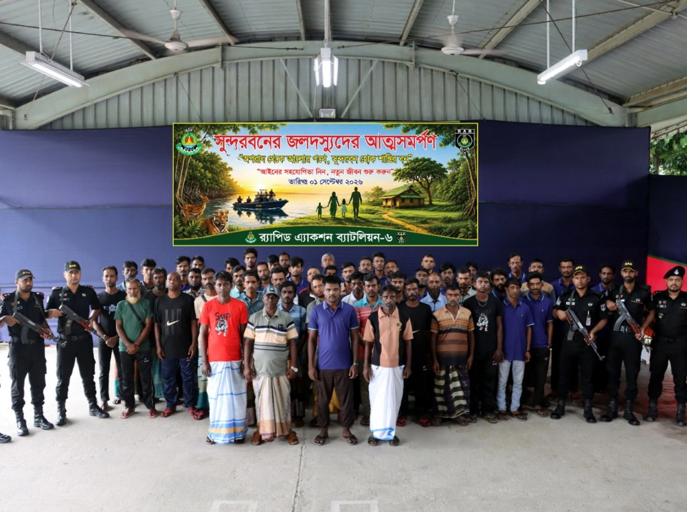 সুন্দরবনে আত্মসমর্পণ করা জলদস্যু বাহিনীর ৫২ সদস্যকে আদালতে সোপর্দ