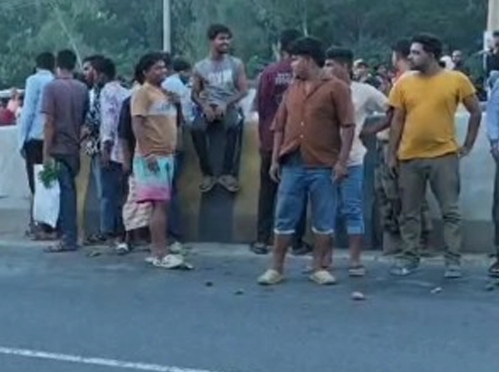 মির্জাপুরে বাসের ধাক্কায় ২ স্কুলছাত্র নিহত