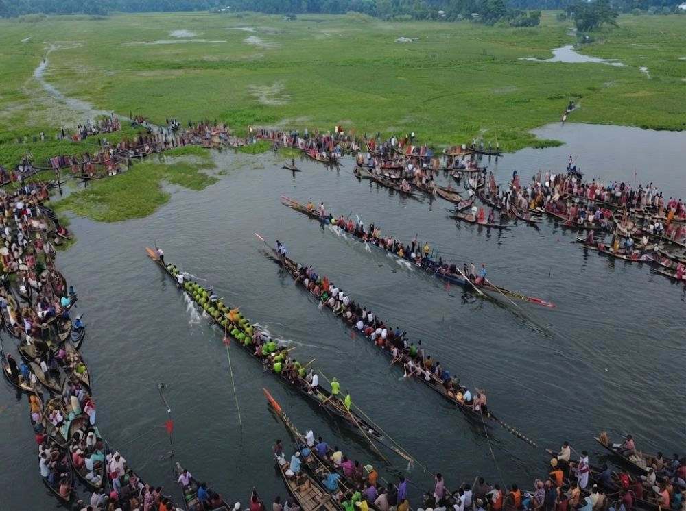 বাঘিয়ার বিলে বৈঠার ছন্দে জমজমাট নৌকাবাইচ