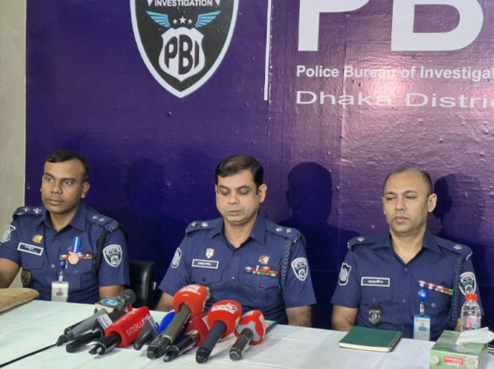 নারী সেনা সদস্য সেজে প্রবাসীর সাথে প্রেম, অতপর...