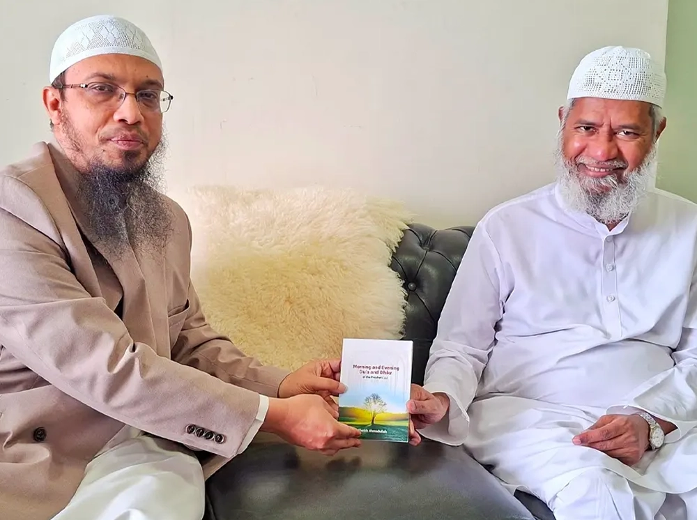 জাকির নায়েককে নিজের লেখা বই উপহার দিলেন আহমাদুল্লাহ