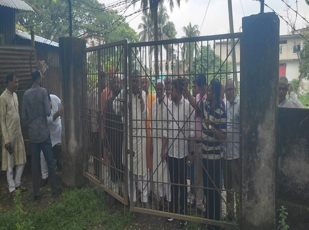 প্রধান ফটক তালাবদ্ধ, ভেতরে স্বাস্থ্য সহকারীদের আড্ডা