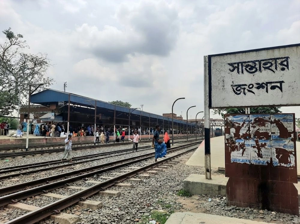 চলন্ত ট্রেনে নারীকে ধর্ষণ, চার পুলিশ সদস্য প্রত্যাহার