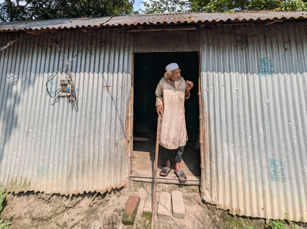 একসময়ের শিক্ষক ও ইমাম, এখন ভাঙা ঘরে দিন কাটে অভাবে