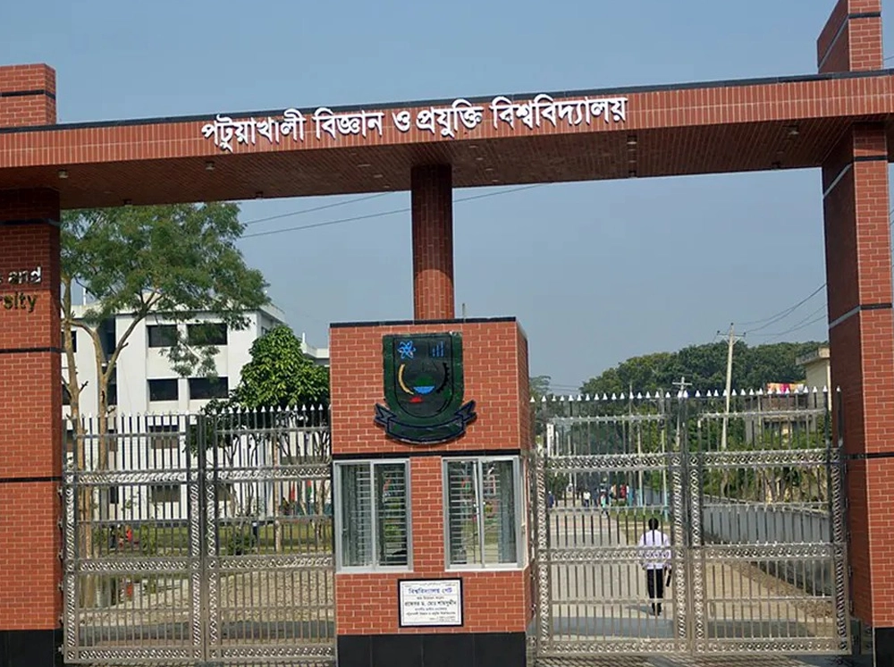 পবিপ্রবি ছাত্রীকে হেনস্তা, সহপাঠীকে মারধরের অভিযোগ