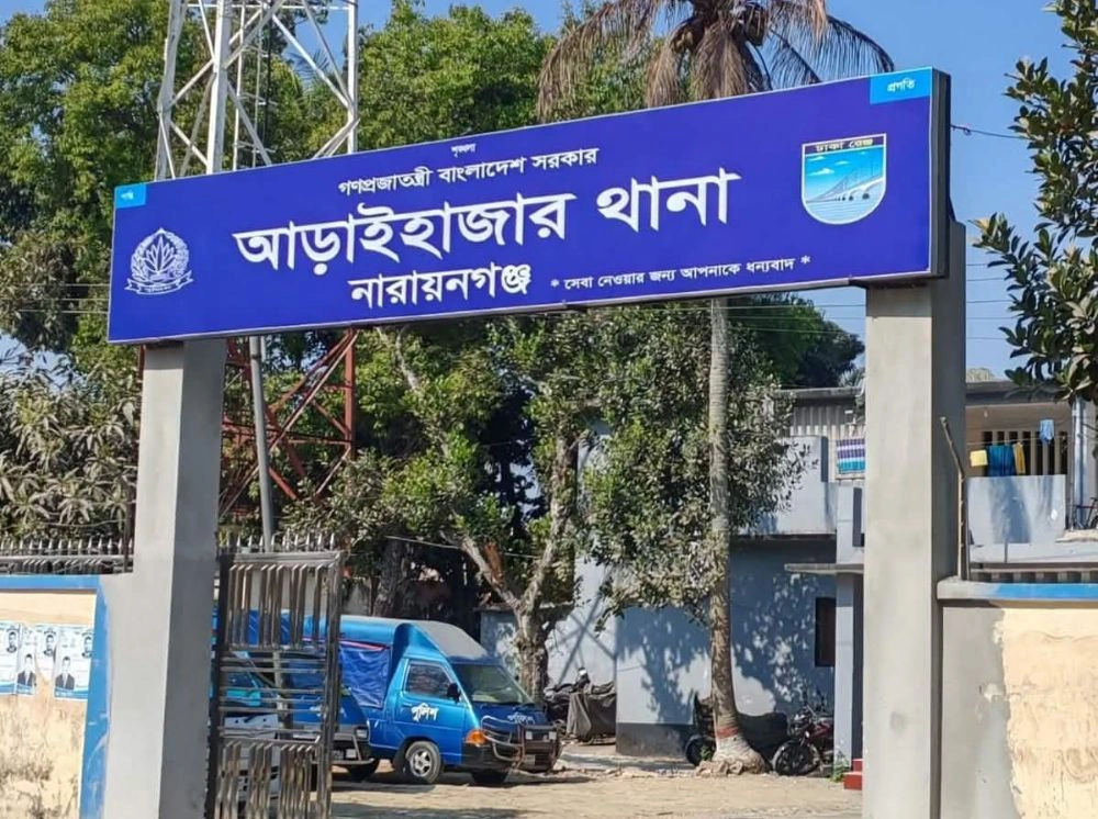 সড়কে গাছ ফেলে ডাকাতির চেষ্টা, বাধা দেওয়ায় পুলিশকে ধাওয়া