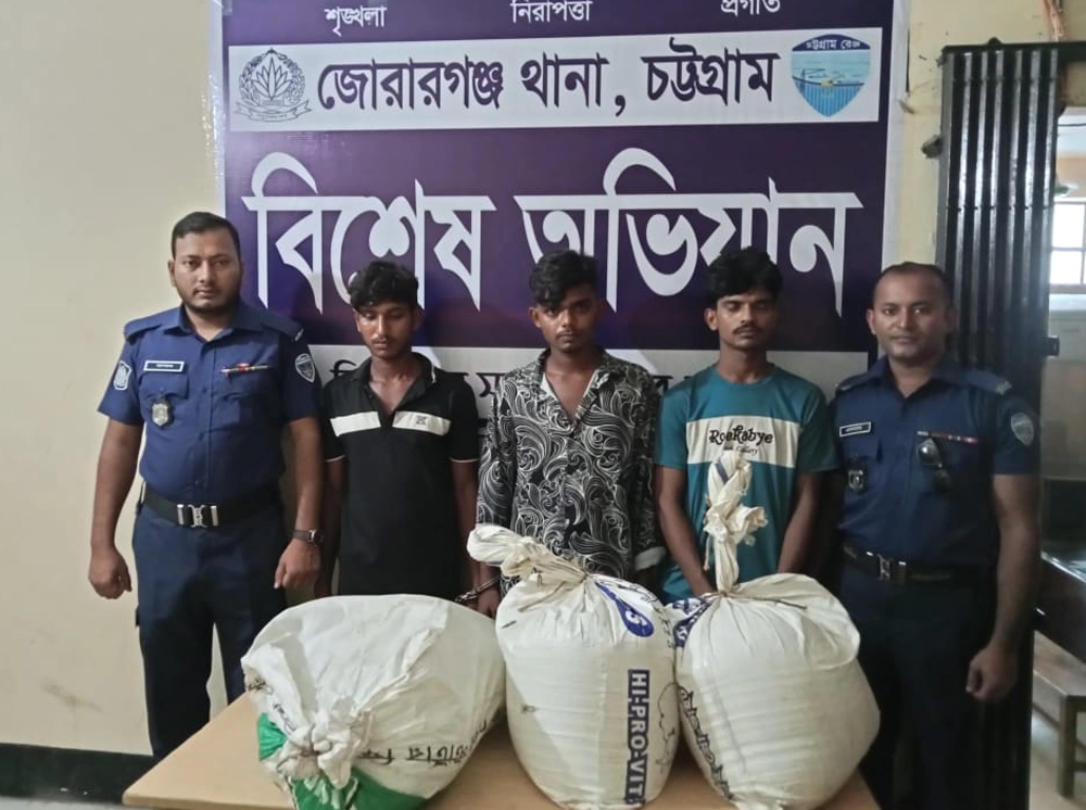 চট্টগ্রামের মিরসরাইয়ে চোলাইমদসহ তিন কারবারি গ্রেফতার