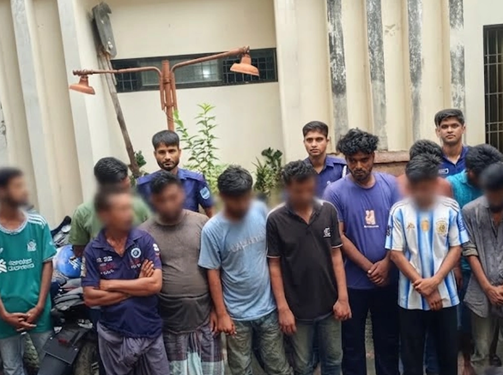কিশোরগঞ্জে অনলাইন জুয়ার বিরুদ্ধে অভিযান, আটক ২১