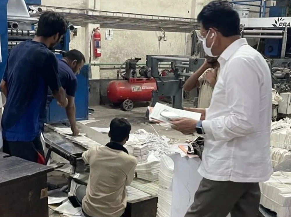 মধ্যরাতে ছাপাখানায় শিক্ষামন্ত্রী