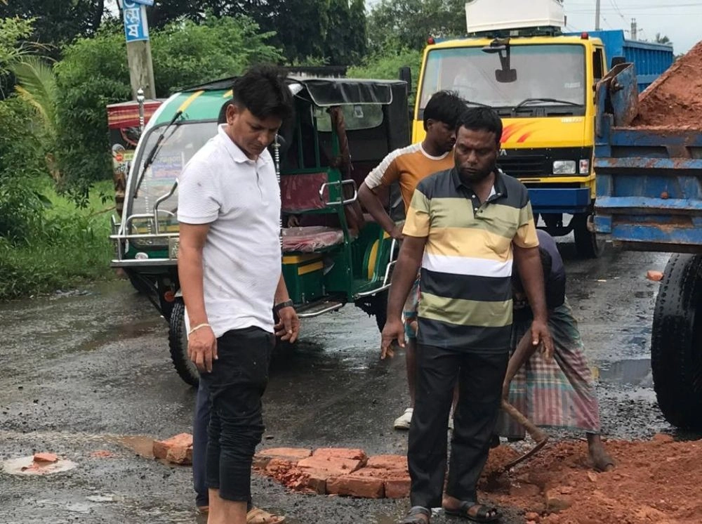 স্বেচ্ছাসেবক দল নেতার উদ্যোগে মহাসড়কের ভাঙা অংশ সংস্কার