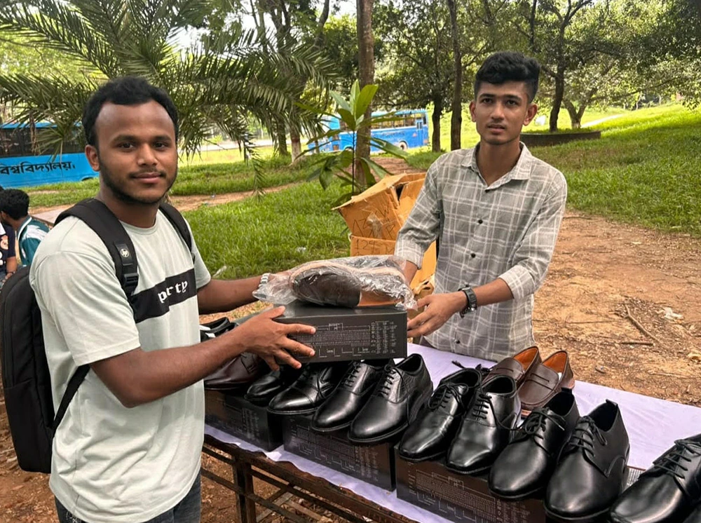 অ্যাসাইনমেন্ট থেকে লেদার পণ্যের উদ্যোগ কুবি শিক্ষার্থীদের