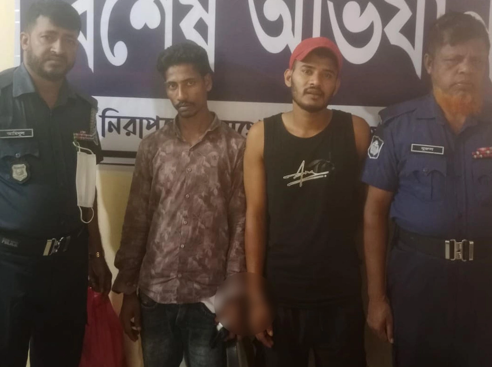 যুবদল নেতার নেতৃত্বে ৪ ট্রাক মুরগির বিষ্ঠা লুট