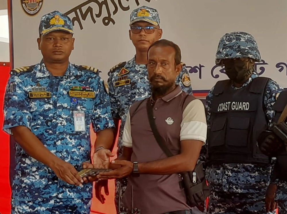 সুন্দরবনে নানা ভাই বাহিনীর প্রধানসহ ১২ দস্যুর আত্মসমর্পণ