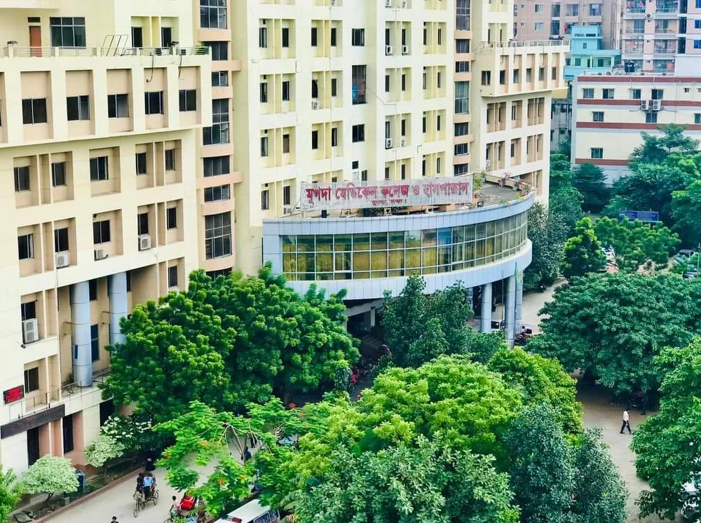 হাসপাতালে সুযোগ থাকা সত্ত্বেও রোগীর বাইরে পরীক্ষা, হাতেনাতে ধরলেন স্বাস্থ্যমন্ত্রী