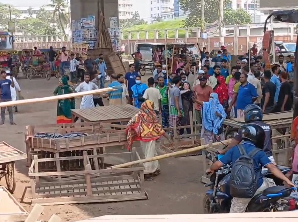 আশুলিয়ায় ফুটপাত দখল নিয়ে সংঘর্ষ, মহাসড়ক অবরোধ