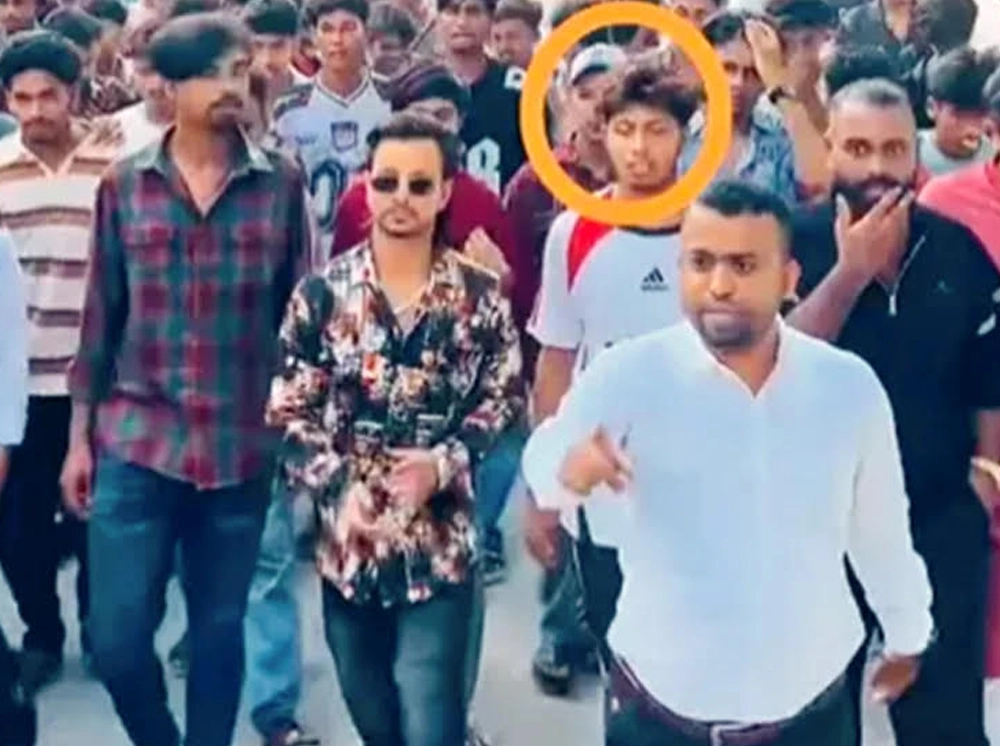 মিছিলে ছাত্রদল নেতার পেছনে কিশোর গ্যাং লিডার রতন, ছবি ভাইরাল