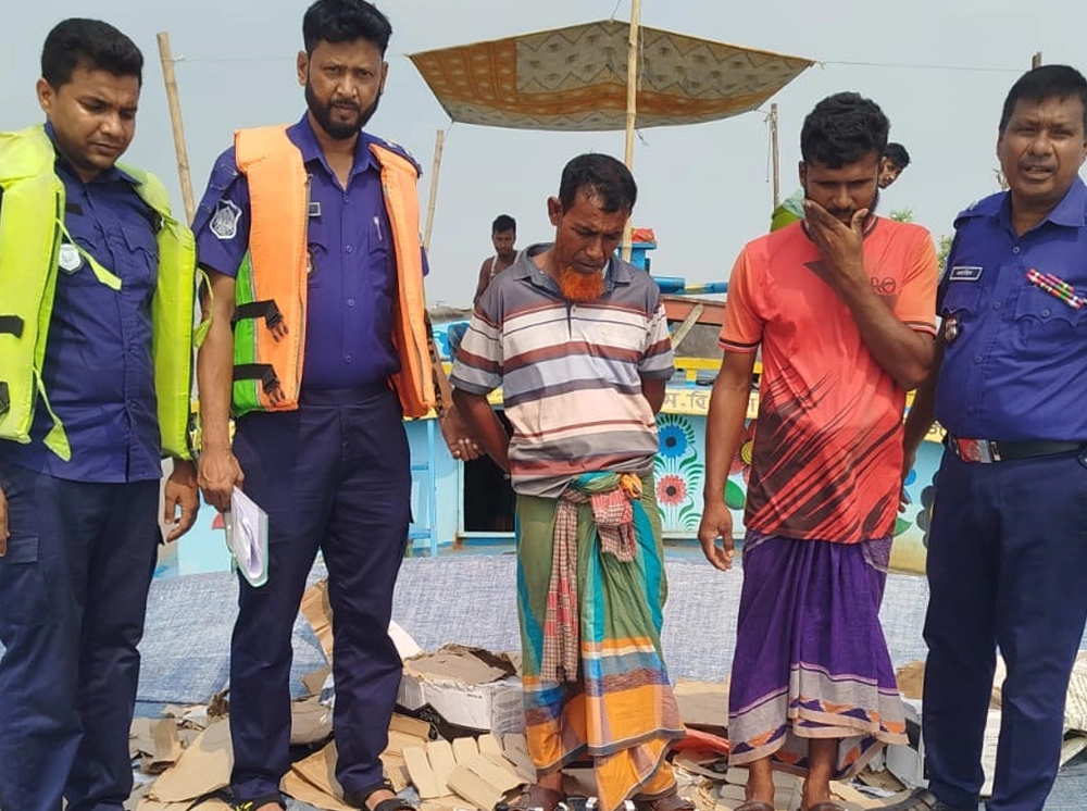 বাল্কহেড থেকে ৩০৫ বোতল ভারতীয় মদ উদ্ধার, আটক ২