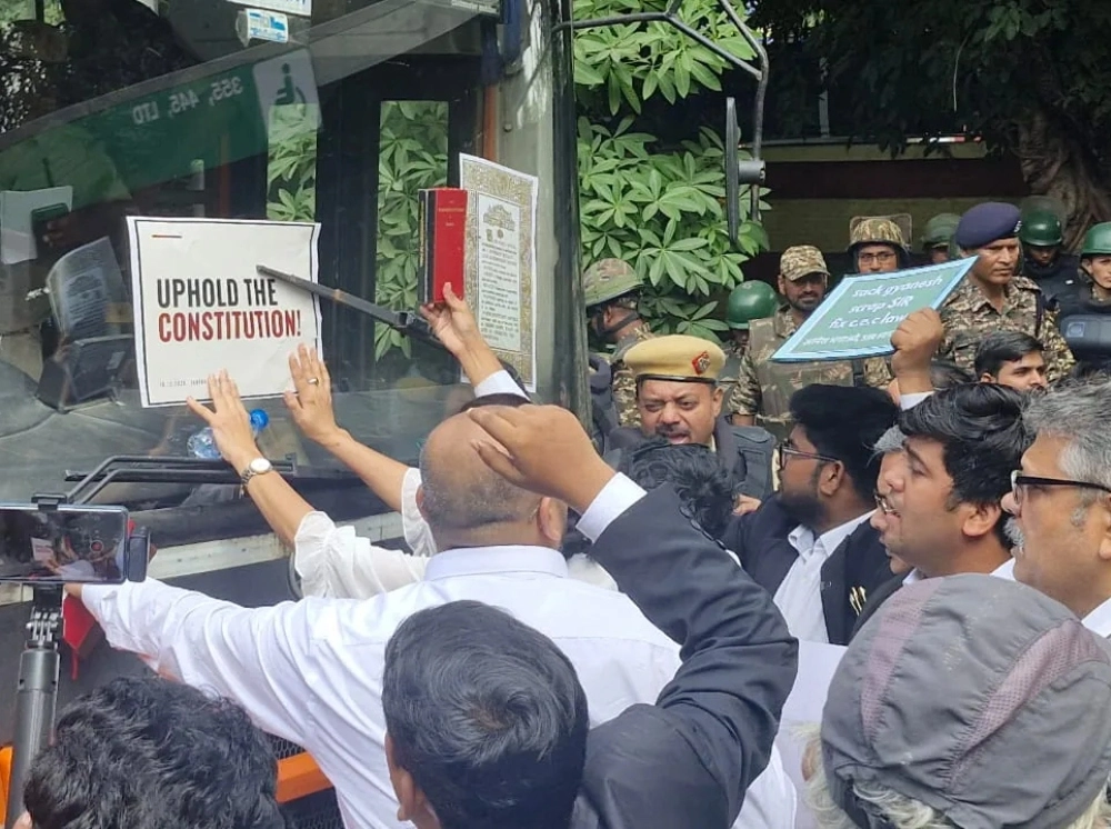 যন্তর মন্তরে বিক্ষোভকারী সুপ্রিম কোর্টের আইনজীবীরা আটক