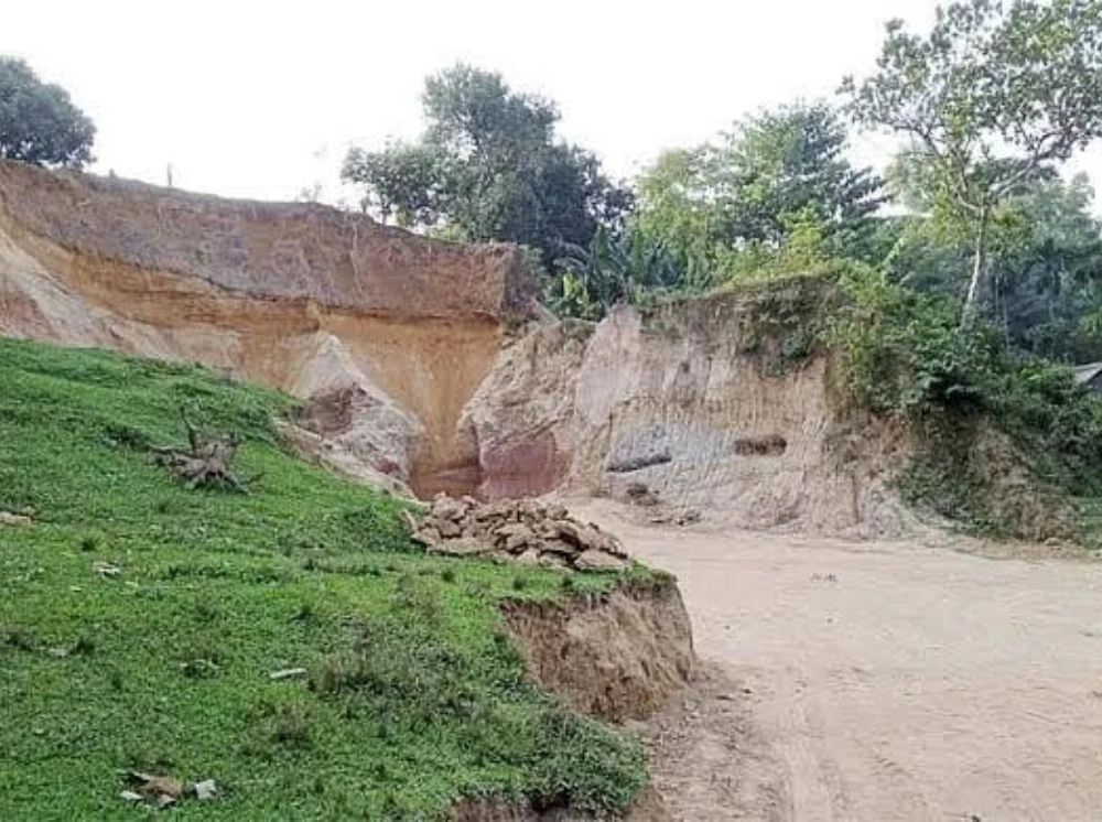 মৌলভীবাজারে টিলা কাটার মহোৎসব, হুমকিতে পরিবেশ ও জীববৈচিত্র্য