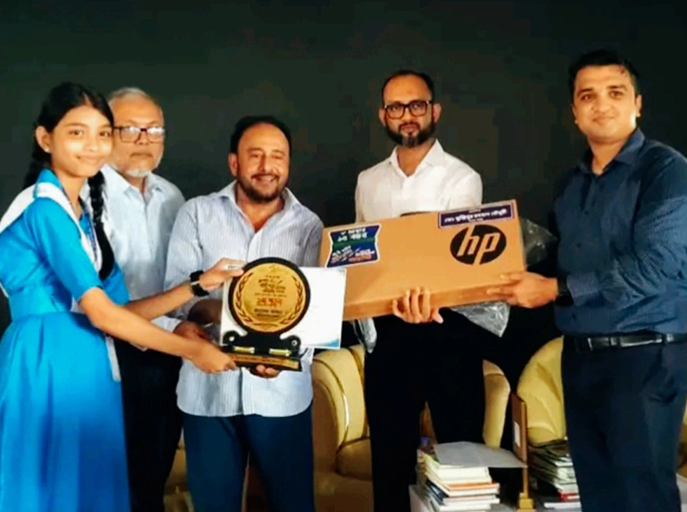 বই পড়ে ল্যাপটপ পেলেন ৮ শিক্ষার্থী