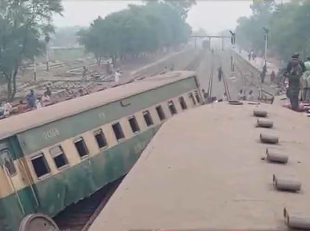 পাকিস্তানে যাত্রীবাহী ট্রেন লাইনচ্যুত, নিহত ৫