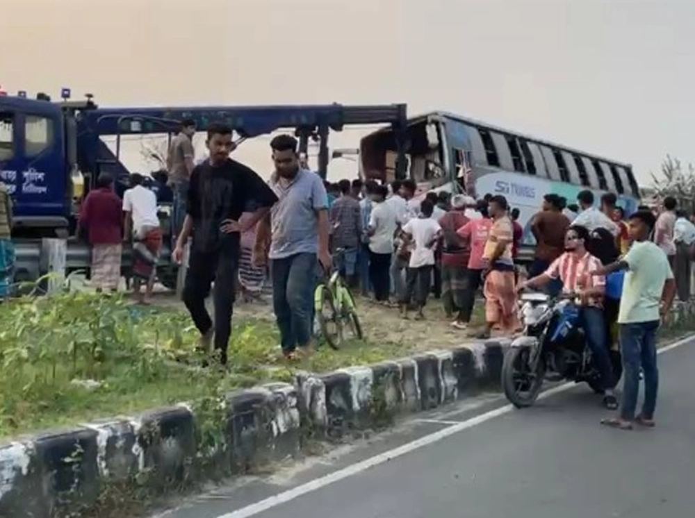 টাঙ্গাইলে তিন যানবাহনের সংঘর্ষে প্রাণ গেল ২ জনের