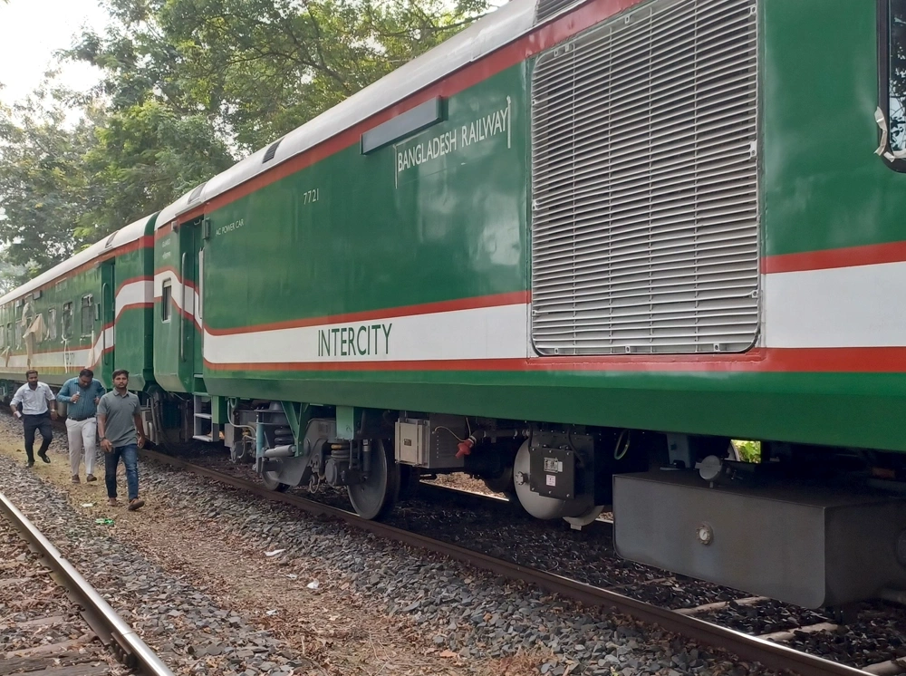 ভারত থেকে কেনা ১৮ ব্রডগেজ রেলকোচ দেশে এসেছে
