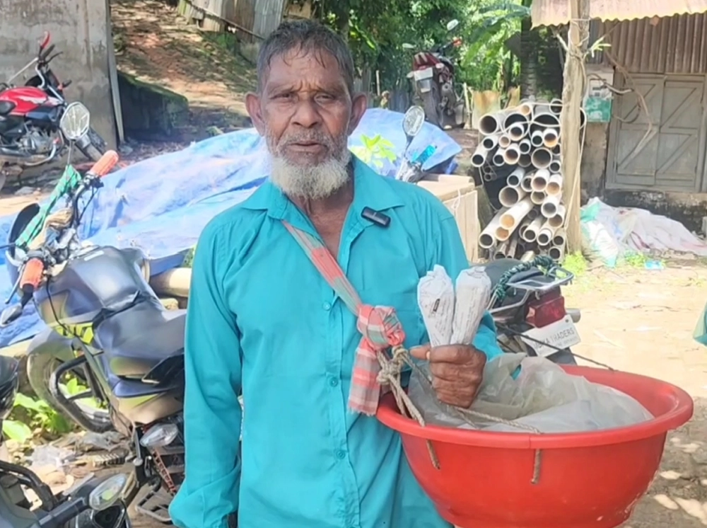 ৮০ বছর বয়সেও গলায় গামলা, থামেনি জব্বারের বাদাম বিক্রি