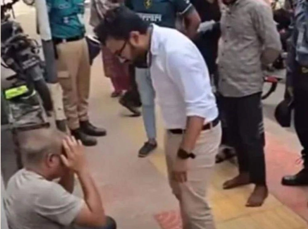 ঢাকার রাস্তায় বৃদ্ধকে মারধর ও কান ধরে ওঠবস, নেপথ্যে কী