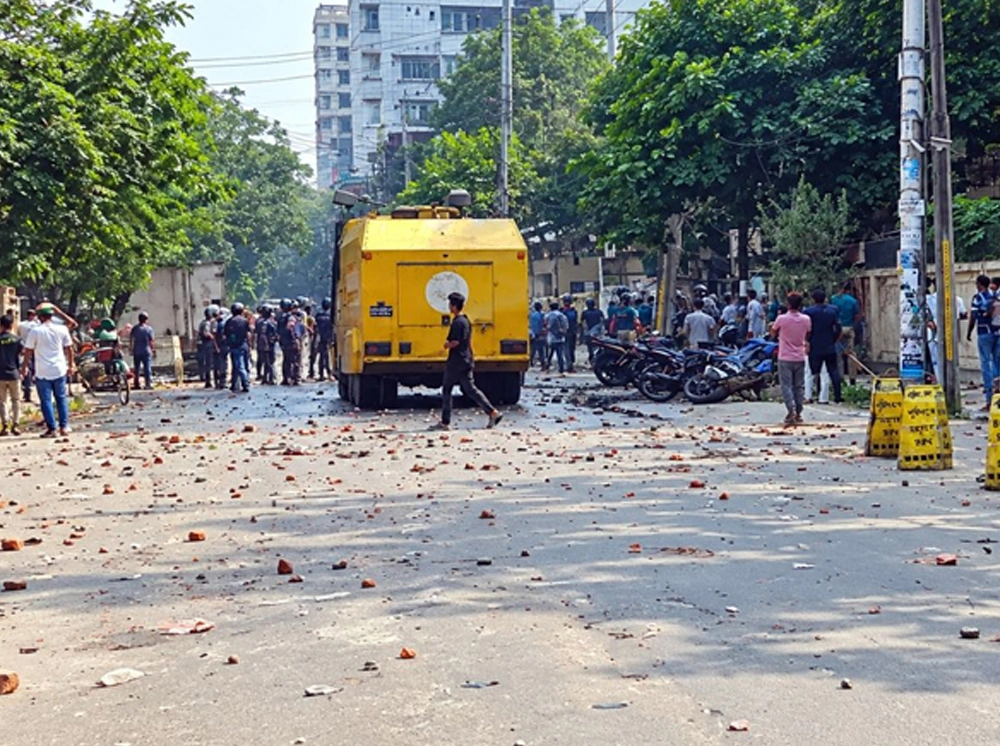 উত্তরায় পোশাক শ্রমিক-পুলিশ সংঘর্ষ, আহত অর্ধশত