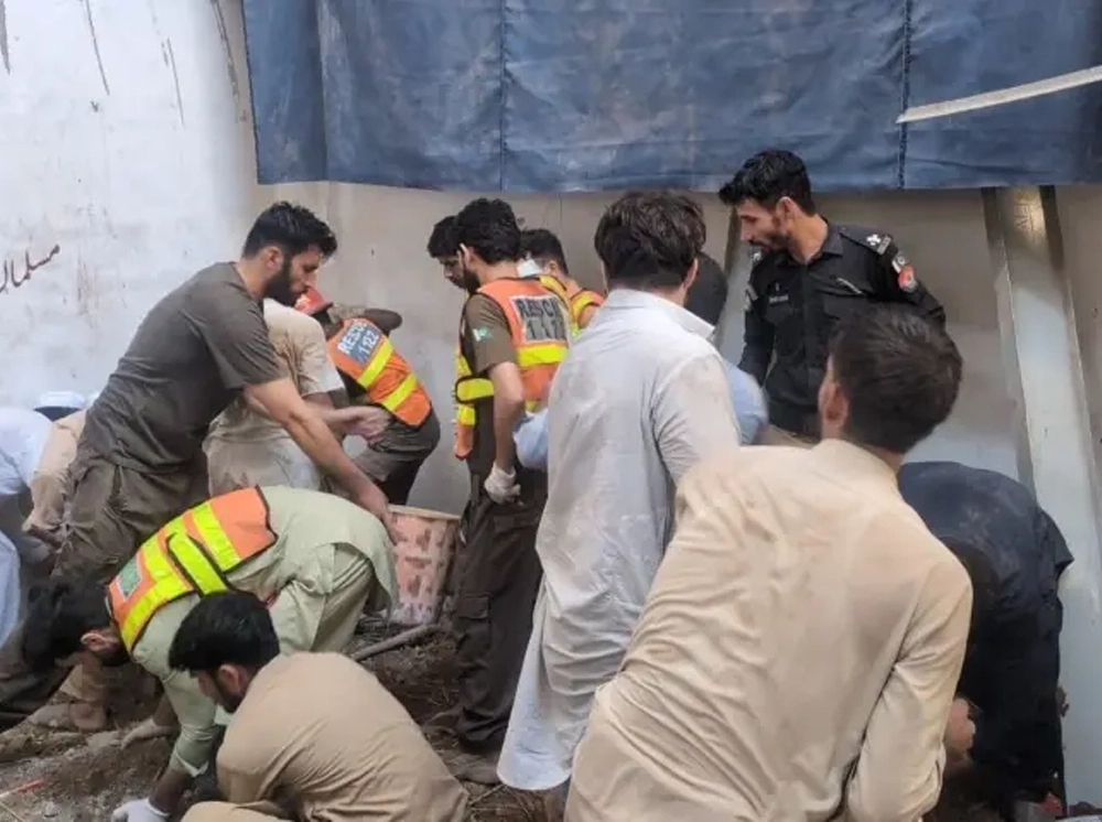 পাকিস্তানে স্কুলের ছাদ ধসে ২০ শিক্ষার্থীসহ অন্তত ২১ জনের মৃত্যু