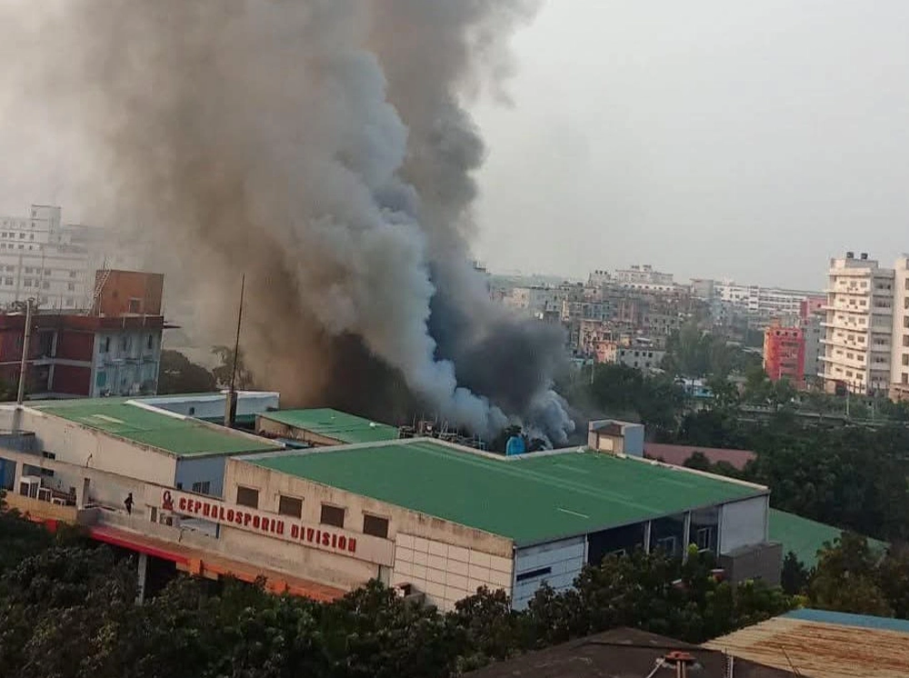 গাজীপুরে ইবনে সিনা ফার্মায় আগুন, নিয়ন্ত্রণে ৬ ইউনিট