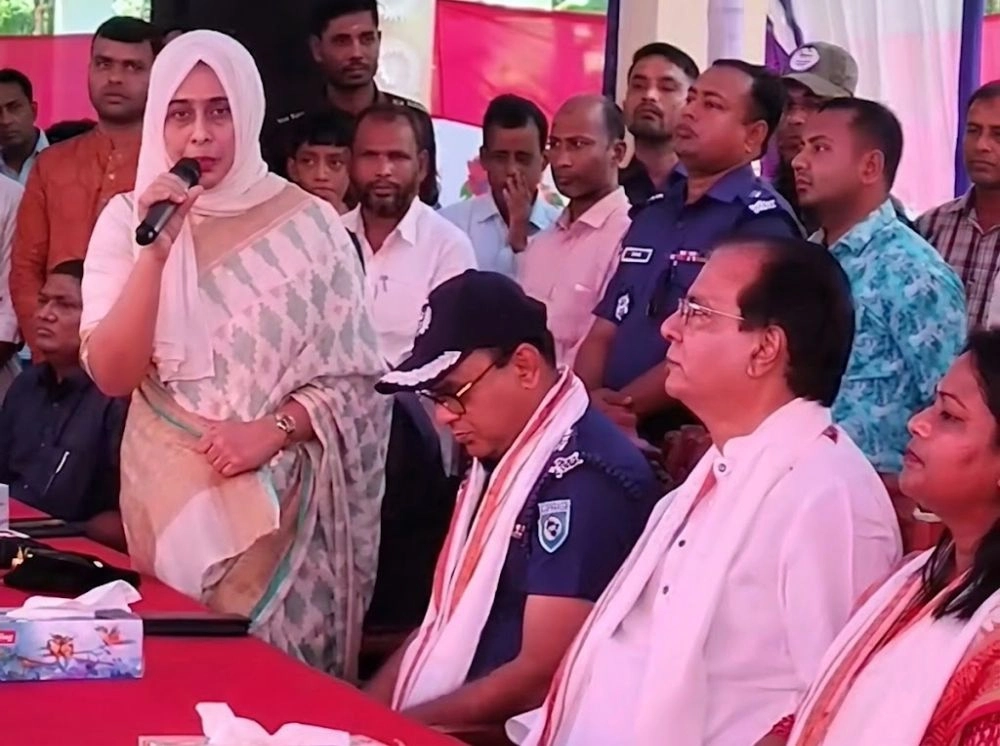 দেড় মিনিটের বক্তব্যে মন্ত্রীকে ২৫ বার ‘স্যার’ বললেন ইউএনও