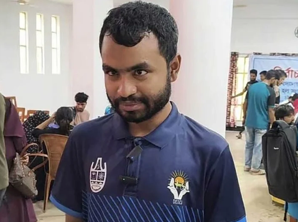 যে কারণে মেয়াদ শেষের ১৬ দিন আগে শপথ নিলেন চাকসু সদস্য আকাশ দাস