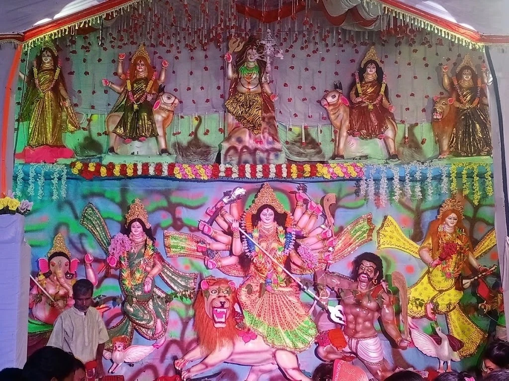 ঝালকাঠিতে দুর্গাপূজার আয়োজনে বর্ণিল সাজে পূজামণ্ডপ
