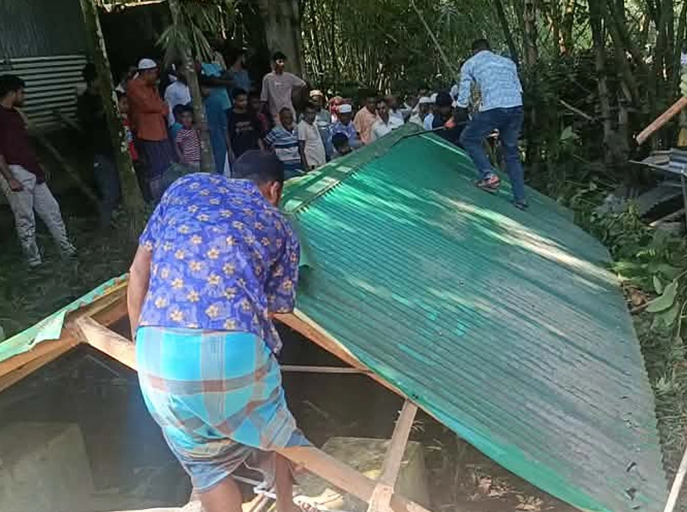 টাঙ্গাইলে কবরস্থানে যাওয়ার রাস্তা বন্ধ, ঘর ভেঙে লাশ দাফন